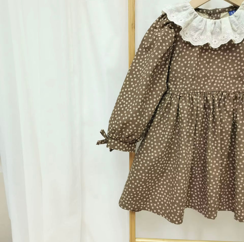 Chargez l&#39;image dans la visionneuse de la galerie, Robe bébé fille fleurie d’automne – Modèle Kali en coton doux et élégant - Boutique Kaki Lilas
