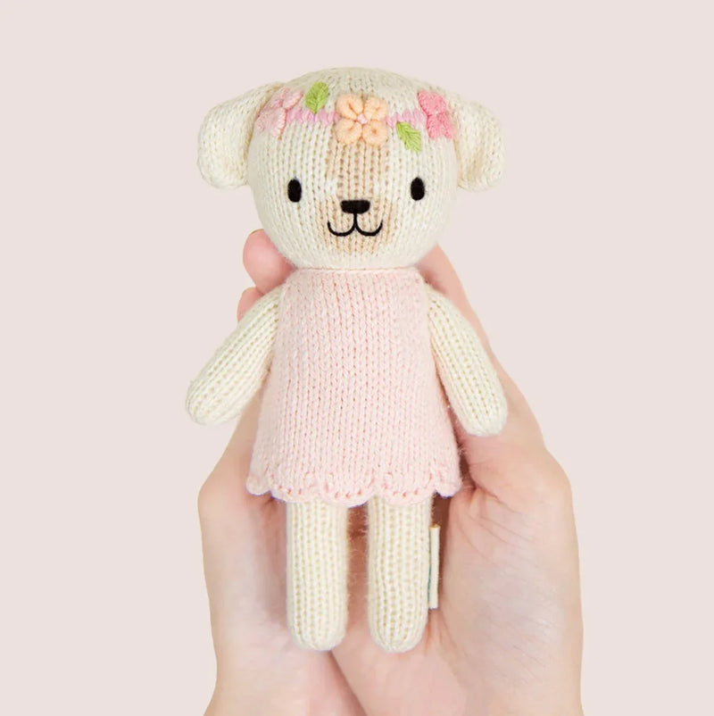Load image into Gallery viewer, Peluche avec jolie boîte - tiny prime 6&quot; - Charlotte le chien - Cuddle + Kind - Boutique Kaki Lilas
