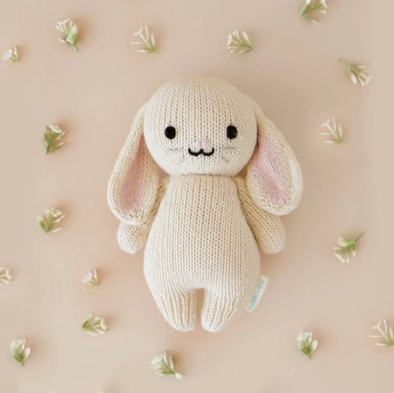 Chargez l&#39;image dans la visionneuse de la galerie, Peluche - Bébé lapin avoine - Cuddle + Kind - Boutique Kaki Lilas
