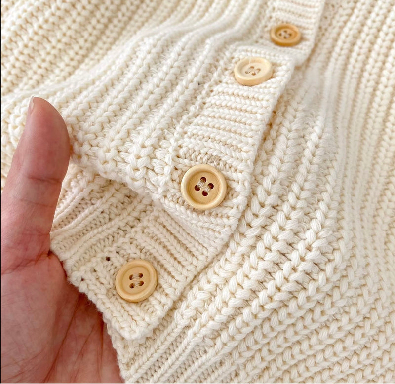 Chargez l&#39;image dans la visionneuse de la galerie, Cardigan bébé en tricot doux – Kali - Boutique Kaki Lilas
