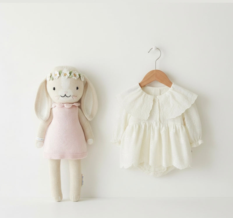 Chargez l'image dans la visionneuse de la galerie, Barboteuse bébé fille en coton avec col en dentelle brodé – dernière pièce
