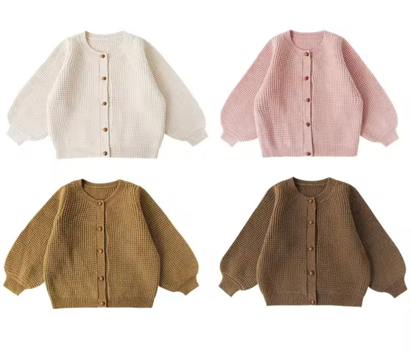Load image into Gallery viewer, Cardigan vintage en tricot doux pour enfant – Kaki Lilas - Boutique Kaki Lilas
