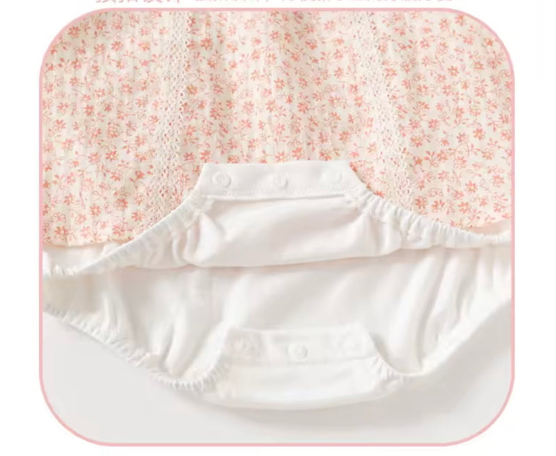 Chargez l'image dans la visionneuse de la galerie, Barboteuse bébé fille fleurie en coton avec dentelle – manches longues
