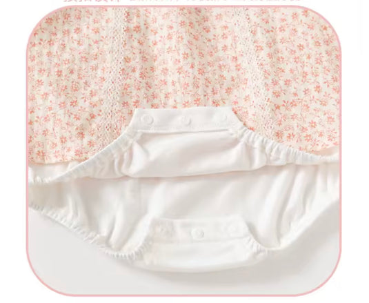 Barboteuse bébé fille fleurie en coton avec dentelle – manches longues