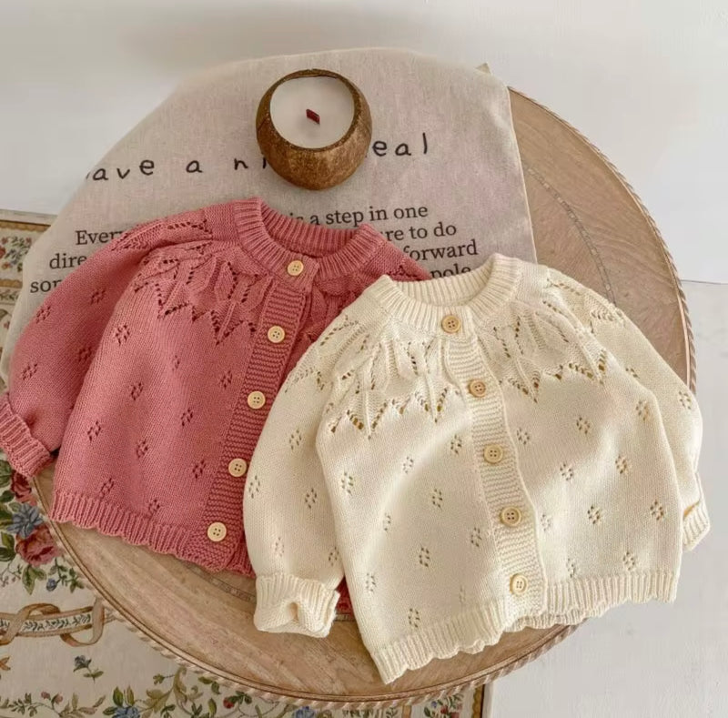 Chargez l&#39;image dans la visionneuse de la galerie, Cardigan bébé en tricot doux et respirant – Kali - Boutique Kaki Lilas
