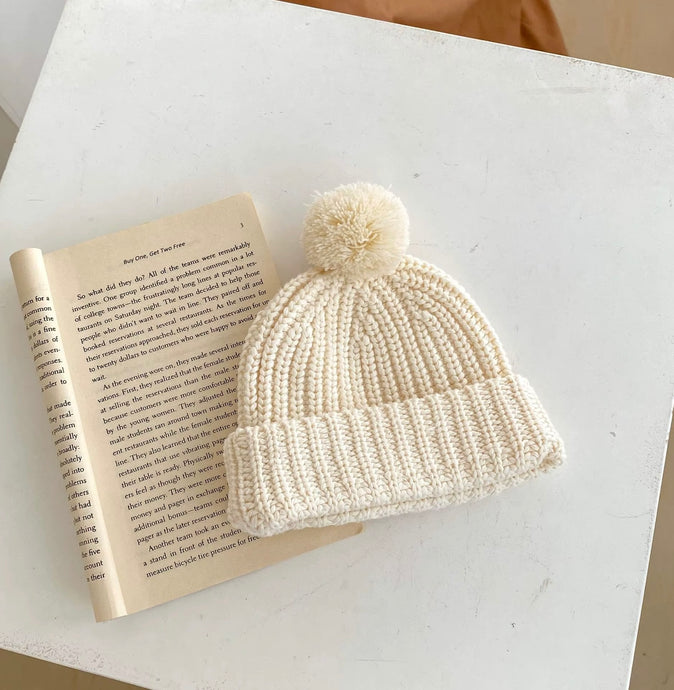 Bonnet bébé ivoire avec pompon en coton doux – Kali - Boutique Kaki Lilas