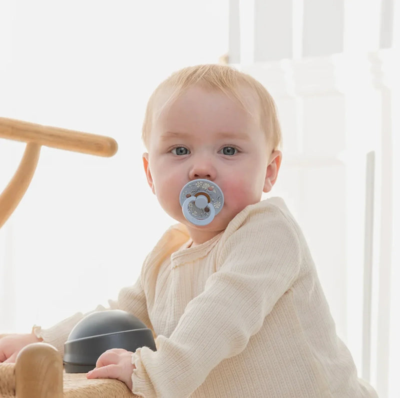 Chargez l&#39;image dans la visionneuse de la galerie, Paquet contenant deux suces Bibs de luxe en silicone Éloise Baby blue - Boutique Kaki Lilas
