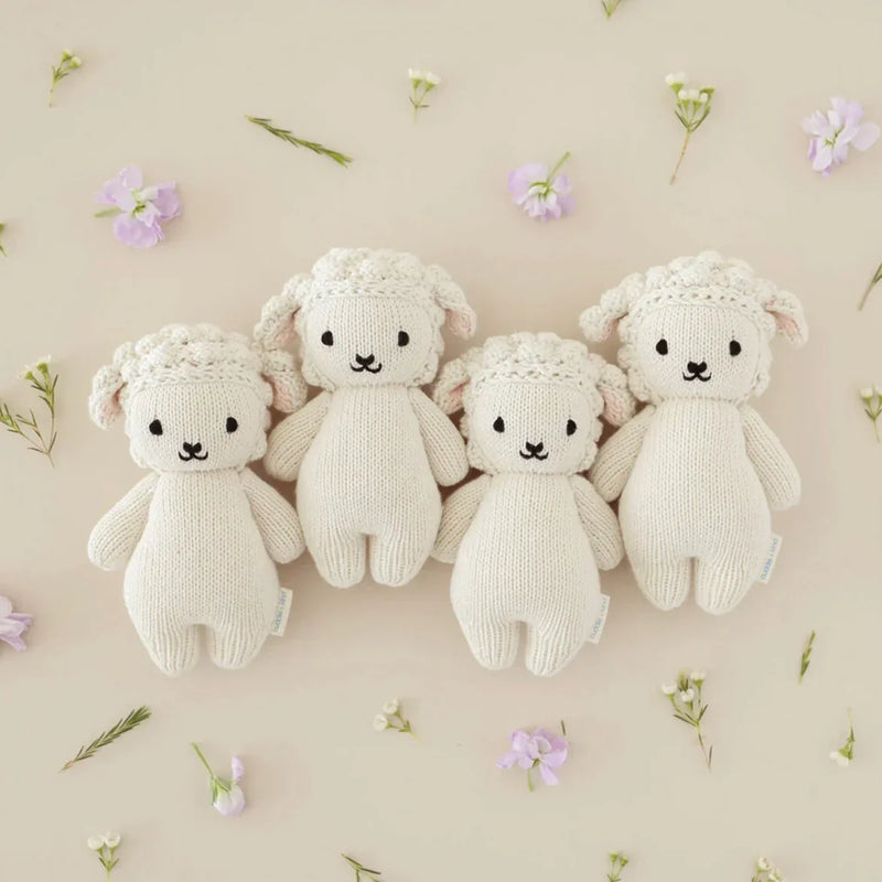 Chargez l&#39;image dans la visionneuse de la galerie, Peluche - Bébé agneau 7’’ - Cuddle + Kind - Boutique Kaki Lilas
