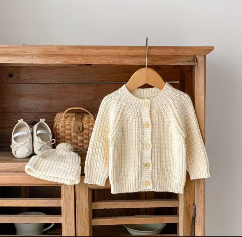 Chargez l&#39;image dans la visionneuse de la galerie, Cardigan bébé en tricot doux – Kali - Boutique Kaki Lilas
