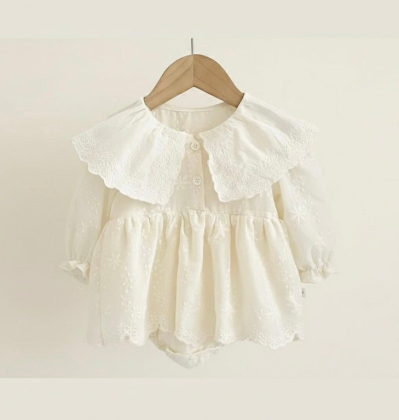 Chargez l'image dans la visionneuse de la galerie, Barboteuse bébé fille en coton avec col en dentelle brodé – dernière pièce
