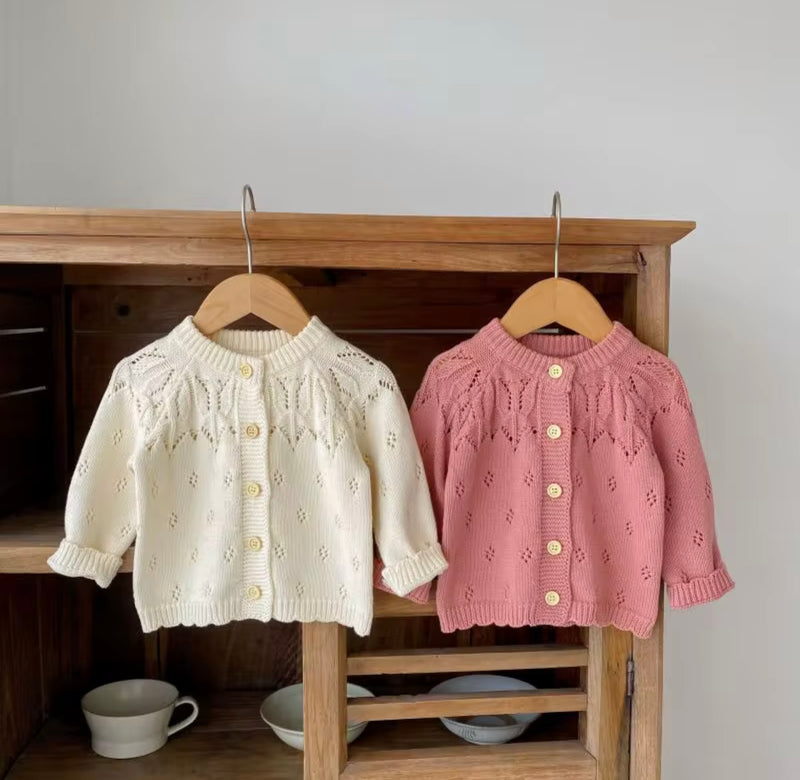 Chargez l&#39;image dans la visionneuse de la galerie, Cardigan bébé en tricot doux et respirant – Kali - Boutique Kaki Lilas
