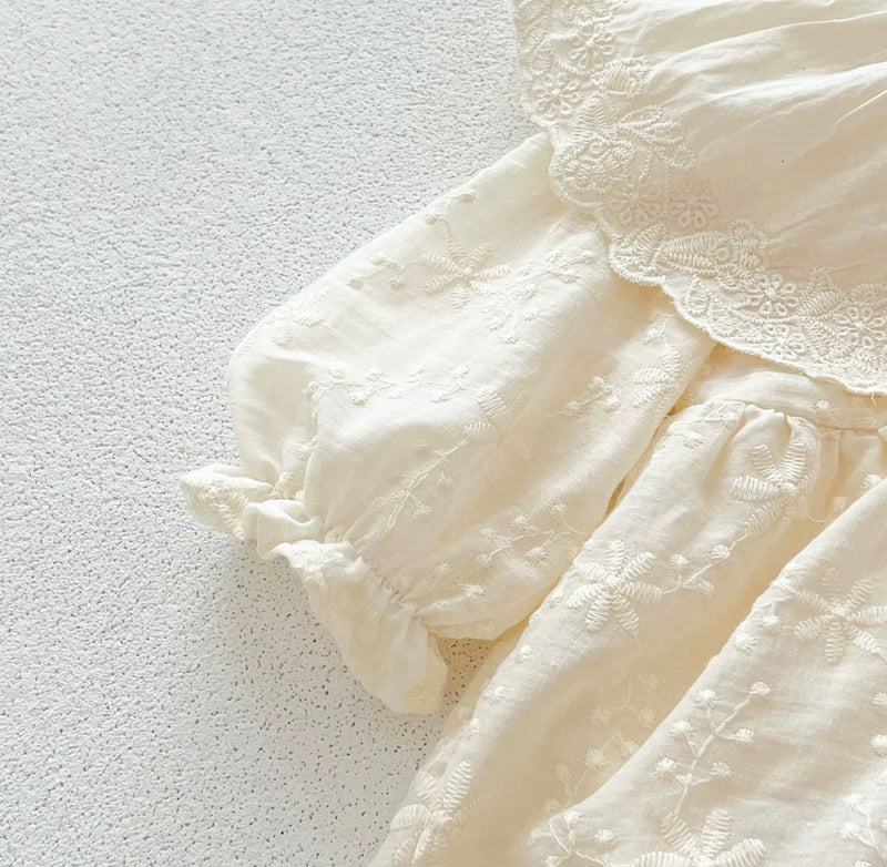 Chargez l'image dans la visionneuse de la galerie, Barboteuse bébé fille en coton avec col en dentelle brodé – dernière pièce
