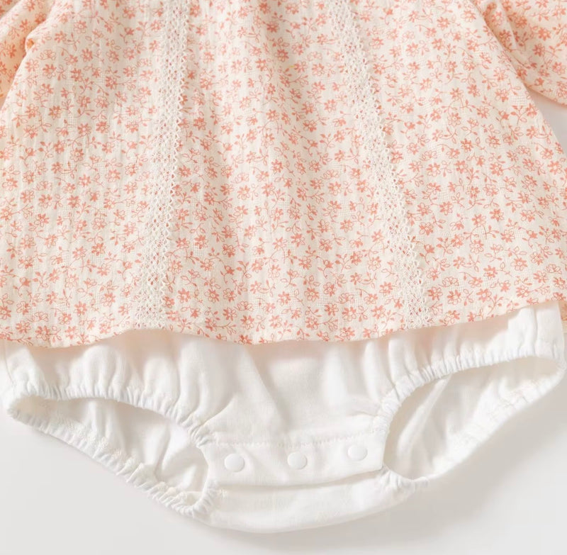 Chargez l'image dans la visionneuse de la galerie, Barboteuse bébé fille fleurie en coton avec dentelle – manches longues
