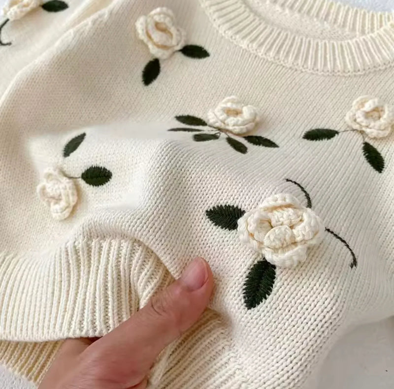 Chargez l&#39;image dans la visionneuse de la galerie, Pull bébé fille en coton avec fleurs brodées à la main – Modèle Kali - Boutique Kaki Lilas
