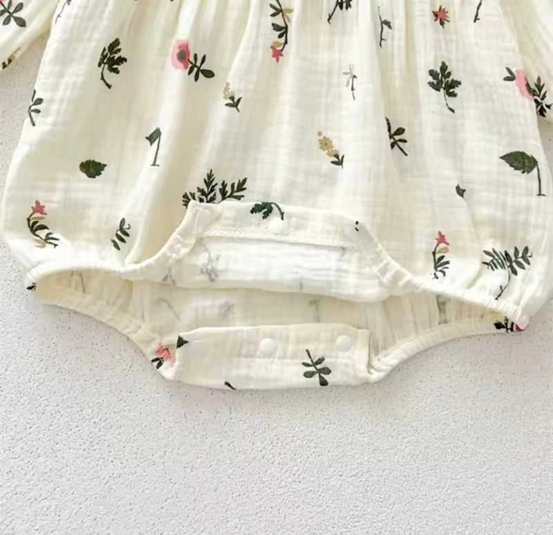 Chargez l'image dans la visionneuse de la galerie, Barboteuse bébé fleurie en coton avec bandeau assorti
