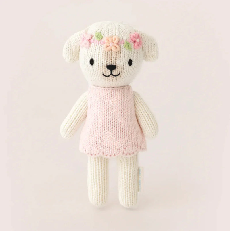 Load image into Gallery viewer, Peluche avec jolie boîte - tiny prime 6&quot; - Charlotte le chien - Cuddle + Kind - Boutique Kaki Lilas
