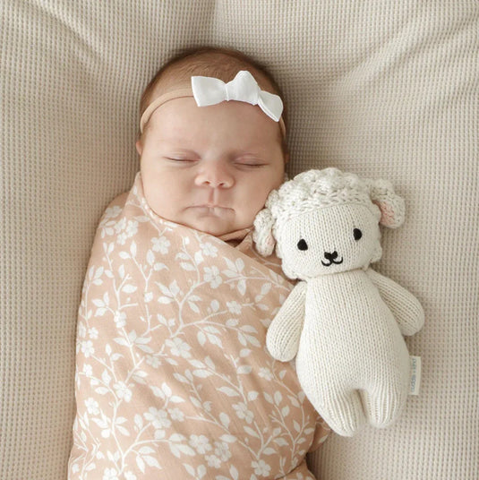 Peluche - Bébé agneau 7’’ - Cuddle + Kind - Boutique Kaki Lilas