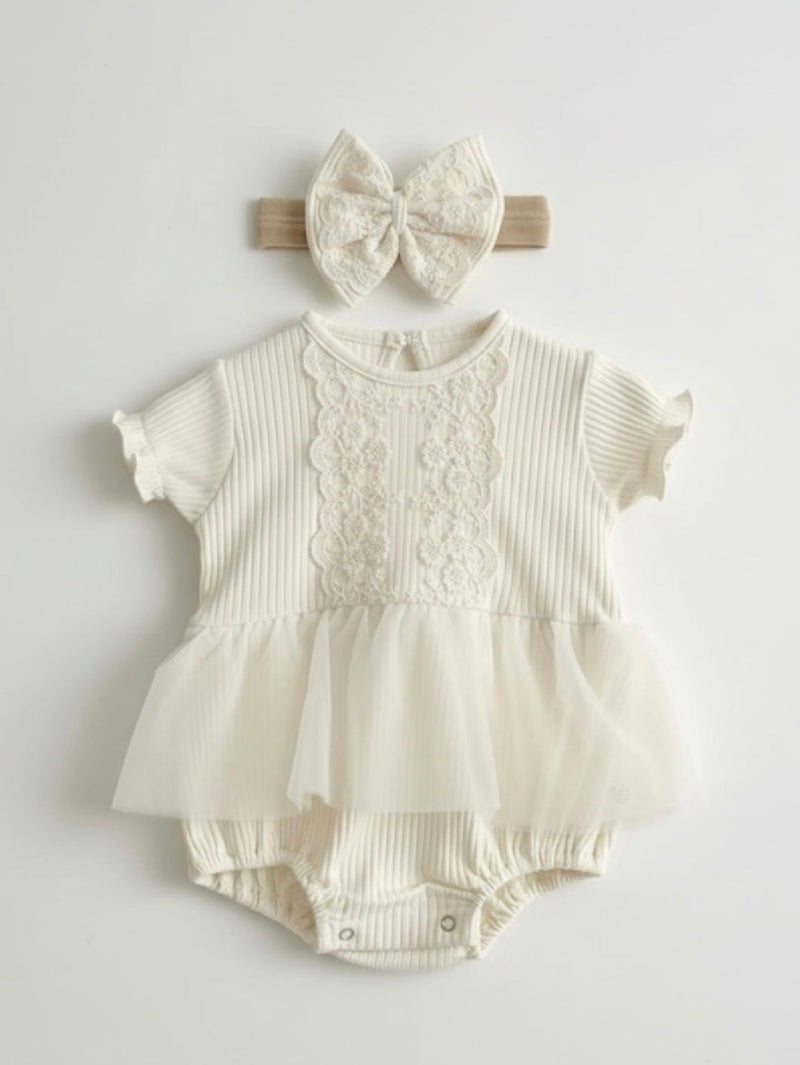 Chargez l'image dans la visionneuse de la galerie, Barboteuse bébé fille à volants avec dentelle et bandeau assorti – Vichy
