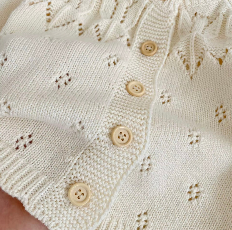 Chargez l&#39;image dans la visionneuse de la galerie, Cardigan bébé en tricot doux et respirant – Kali - Boutique Kaki Lilas
