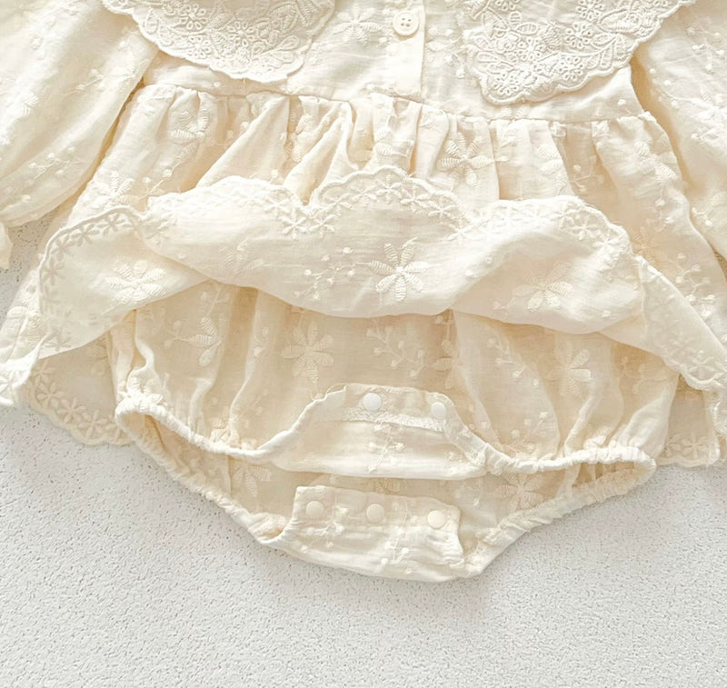 Chargez l'image dans la visionneuse de la galerie, Barboteuse bébé fille en coton avec col en dentelle brodé – dernière pièce
