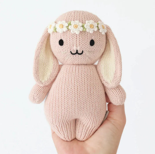 Peluche - Bébé lapin rose avec couronne de fleurs - Cuddle + Kind - Boutique Kaki Lilas