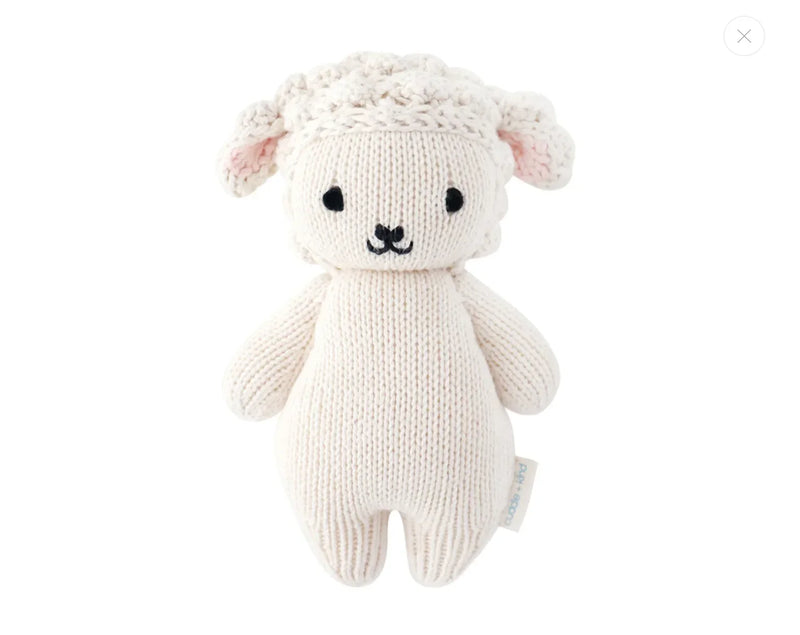 Chargez l&#39;image dans la visionneuse de la galerie, Peluche - Bébé agneau 7’’ - Cuddle + Kind - Boutique Kaki Lilas
