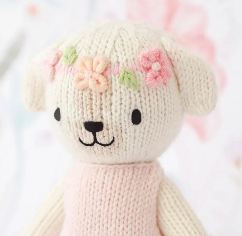 Load image into Gallery viewer, Peluche avec jolie boîte - tiny prime 6&quot; - Charlotte le chien - Cuddle + Kind - Boutique Kaki Lilas
