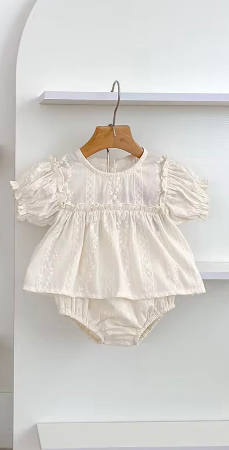 Chargez l'image dans la visionneuse de la galerie, Ensemble bébé fille blouse brodée et bloomer en coton
