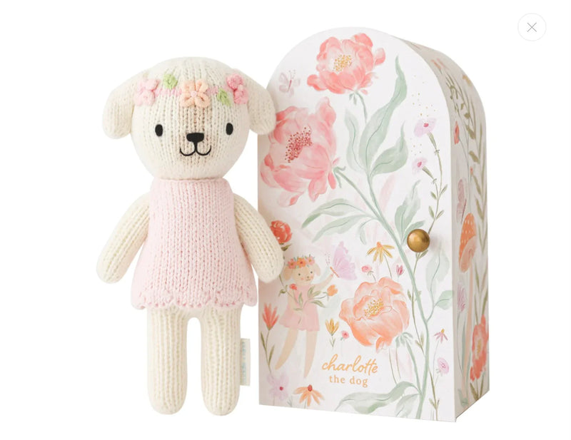 Load image into Gallery viewer, Peluche avec jolie boîte - tiny prime 6&quot; - Charlotte le chien - Cuddle + Kind - Boutique Kaki Lilas
