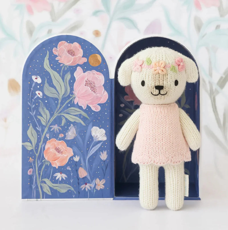 Load image into Gallery viewer, Peluche avec jolie boîte - tiny prime 6&quot; - Charlotte le chien - Cuddle + Kind - Boutique Kaki Lilas
