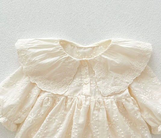 Barboteuse bébé fille en coton avec col en dentelle brodé – dernière pièce