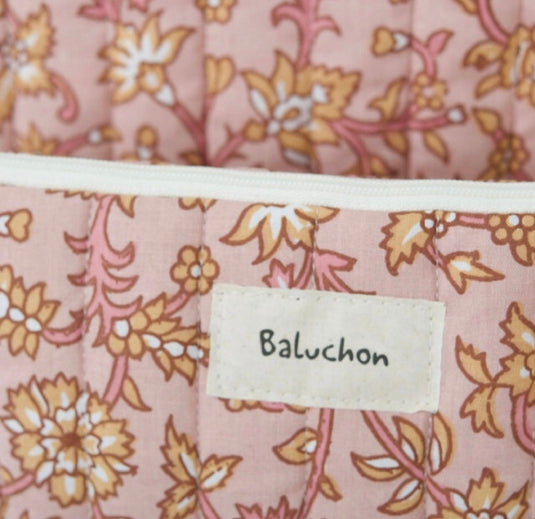 Sac à cosmétiques fait mains format moyen matelassé rose