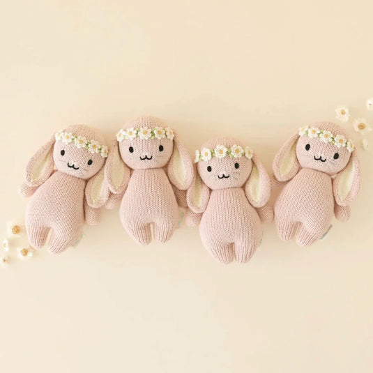 Peluche - Bébé lapin rose avec couronne de fleurs - Cuddle + Kind - Boutique Kaki Lilas