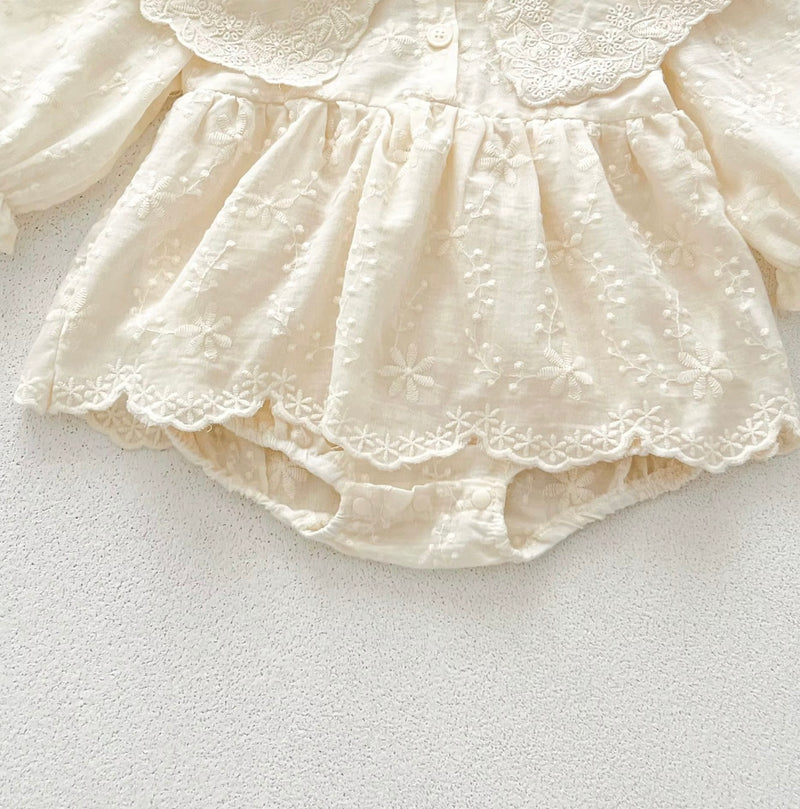 Chargez l'image dans la visionneuse de la galerie, Barboteuse bébé fille en coton avec col en dentelle brodé – dernière pièce
