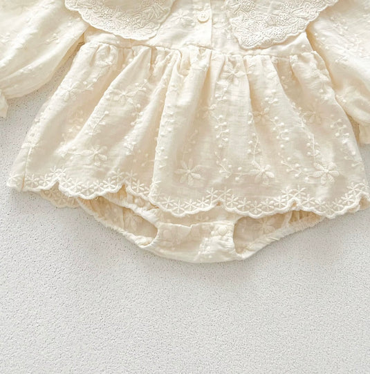 Barboteuse bébé fille en coton avec col en dentelle brodé – dernière pièce